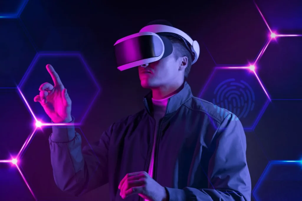 homme portant lunettes intelligentes touchant remix numerique technologie futuriste ecran virtuel